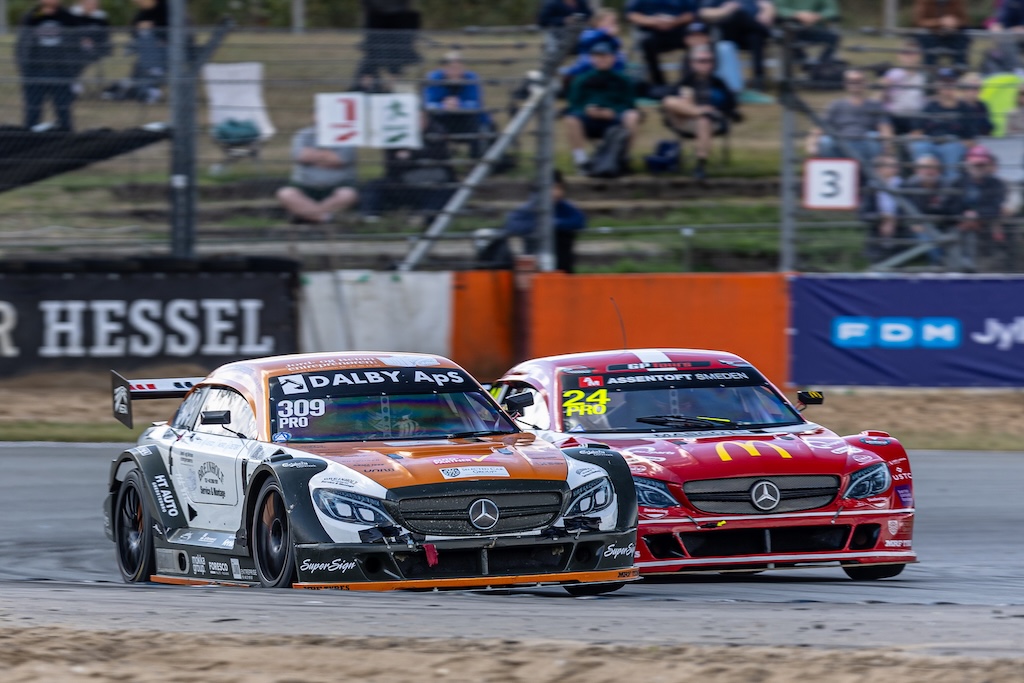 Lasse Andreasen (#309) lå til sejren i heat 1, men blev snydt af Simon Seiersen (#24).
(Foto: Grippo)
